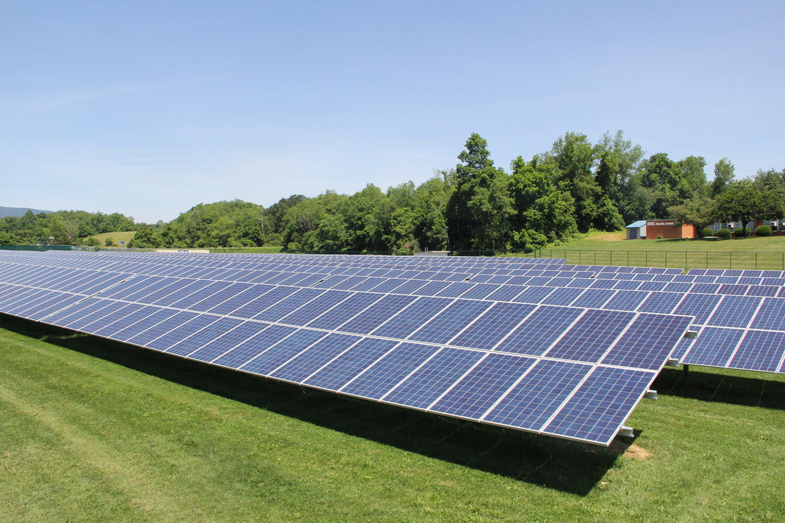 Солнечная станция поселок. 02140 Solar Electric. Солнечная станция для дома. Сад солнечной энергии Дели. Solar Energy Room.